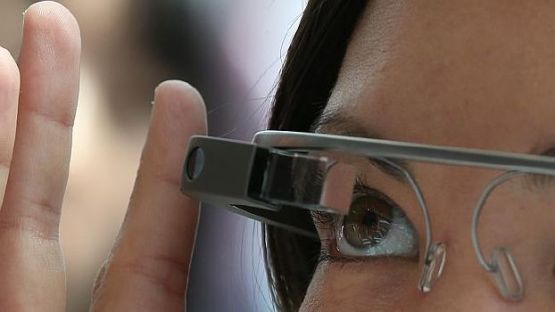 كيف تساعد نظارة «غوغل» الكفيفين على الرؤية؟