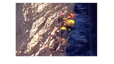 شاب لبناني يتحدى الشلل ويتسلق صخرة الروشة