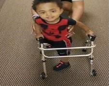 بالفيديو .. طفل يقاوم الإعاقة بعزيمة رجل