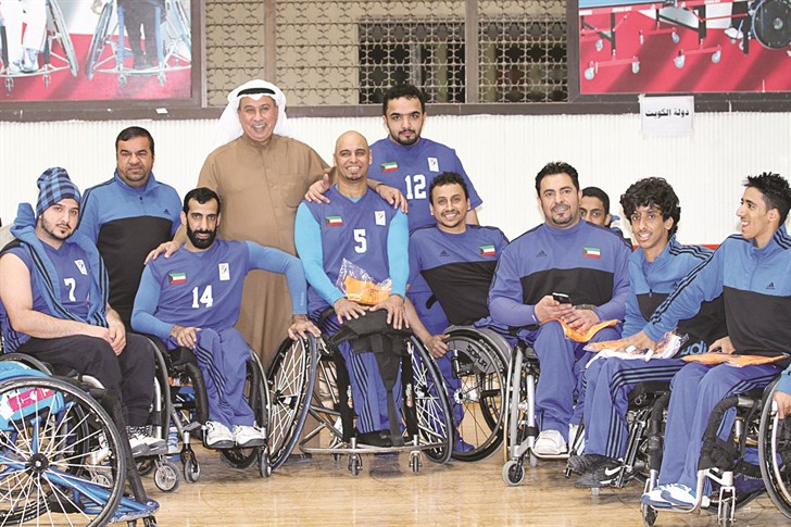 المعلق الرياضي حمد بوحمد في صورة جماعية مع المنتخب الكويتي بعد الفوز