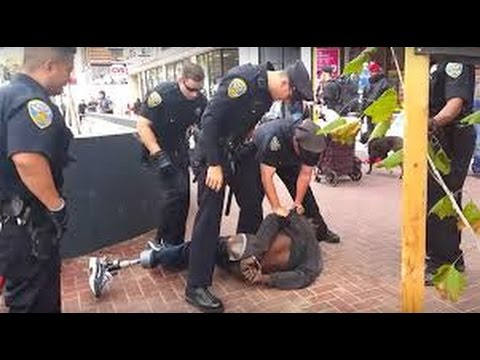 بالفيديو.. الشرطة الأميركية تهاجم بعنف رجلا أسود “مقعد” بساق واحدة في سان فرانسيسكو