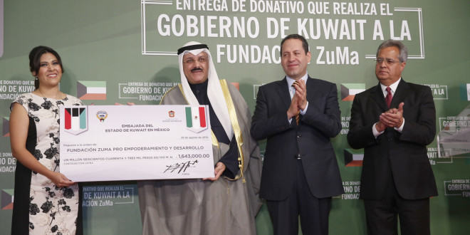 سفير الكويت لدى المكسيك سميح جوهر حيات خلال تقديمه التبرع
