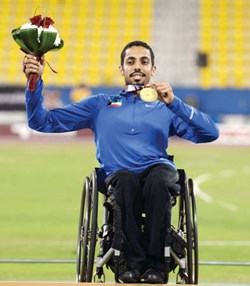 احمد المطيري يحتفل بالميدالية الذهبية﻿