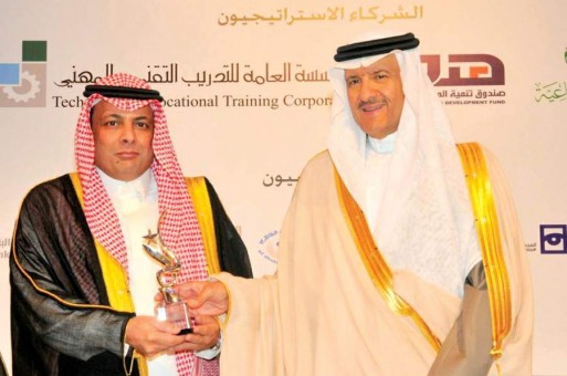 الأمير سلطان بن سلمان يكرّم ممثل البنك السعودي الفرنسي
