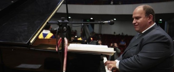 عازف بيانو يعاني من اعاقة بصرية في جواتيمالا. صورة من ارشيف رويترز