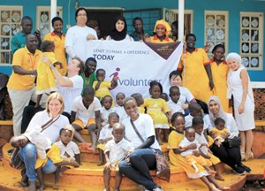 متطوعو برنامج i-Volunteer مع الأطفال في دار رعاية ويسبر﻿