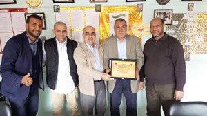 ﻿رئيس نادي الصم إسماعيل كرم يقدم درعا لجمعية الصم المغربية ﻿