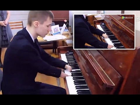 فيديو | فتى المعجزة في العزف على البيانو بدون أصابع