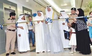 ﻿الشيخ فواز الخالد وهاشم تقي وحمدية بنيان خلال افتتاح المعرض ﻿