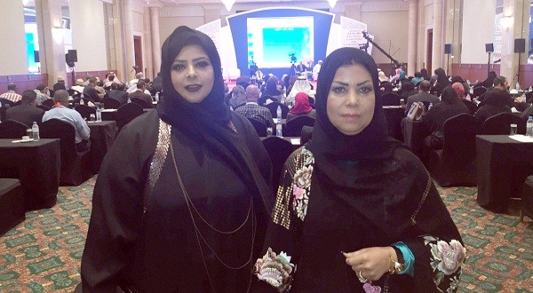 نائبة رئيس الجمعية الكويتية لمتابعة قضايا ذوي الاعاقة خلود العلي (يمين) وامينة صندوق الجمعية الكويتية لمتابعة قضايا ذوي الاعاقة عبير الجيماز