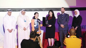 ﻿مسؤولة العلاقات العامة في «الوطني» جوان العبدالجليل تتسلم الجائزة ﻿