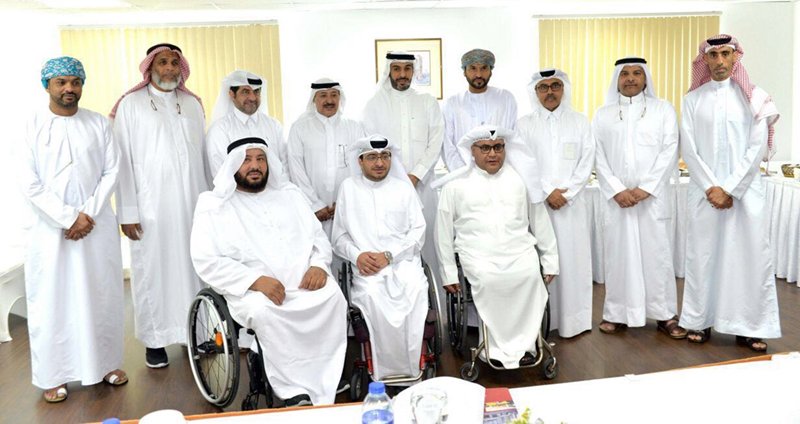 الشيخ محمد بن دعيج آل خليفة يتوسط أعضاء اللجنة التنظيمية الخليجية