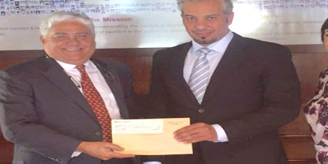 الملحق الدبلوماسي في سفارة الكويت لدى المكسيك علي نوري السلامة يسلم التبرع لمؤسسة غواتيمالا الخيرية لجراحة العظام