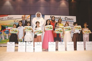 ﻿رئيس تحرير «كويت تايمز» الزميل عبدالرحمن العليان متوسطا الطلبة الفائزين