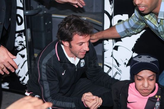 النجم الكبير ولاعب نادي اليوفنتوس والمنتخب الايطالي إليساندرو ديل بييرو مع المشجع للفريق من ذوي الإعاقة