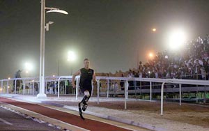 عداء ذو اعاقة مبتور الساقين يسبق حصان عربي أصيل في قطر