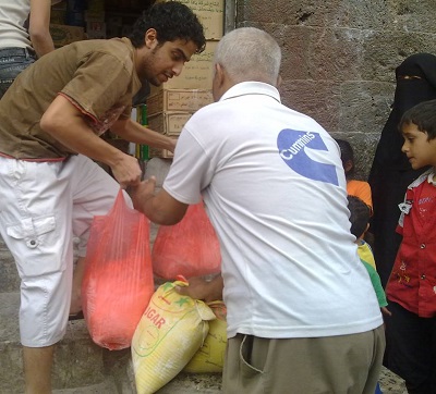 وحدة التطوع بمؤسسة اثر تنهي استكمال توزيع 100 حقيبة رمضانية للاسر الفقيرة