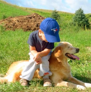 استطاع الكلب الكفيف smiley مساعدة مئات الأطفال 