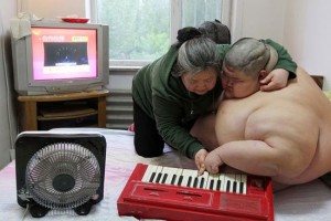 الأم تساعد ابنها فى تعليمه العزف على البيانو
