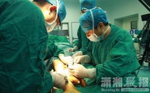 الجراحون خلال عملية إعادة اليد المبتورة