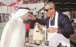 تذوق أحد الأطباق الكويتية 